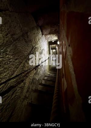 Schmale Wendeltreppe im Turm des Glockenturms von Gent (Belfort van Gent), Belgien. Stockfoto