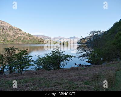 Blick von der West Highland Way North entlang Loch Lomond vorbei an Island Ich schwöre zu den Tyndrum Hills. Loch Lomond und der Trossachs-Nationalpark, Schottland. Stockfoto
