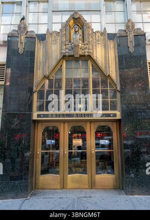 Art-Deco-Eingang des Brill Building i619 Broadway an der 49th Street, New York City, Manhattan, USA Stockfoto