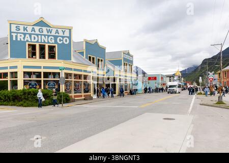 Skagway ist eine kleine Stadt entlang der meisten Kreuzfahrtrouten und mit Gebäuden aus der Zeit des Goldrauschs und dem Klondike Gold Rush National Park. Stockfoto