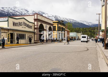 Skagway ist eine kleine Stadt entlang der meisten Kreuzfahrtrouten und mit Gebäuden aus der Zeit des Goldrauschs und dem Klondike Gold Rush National Park. Stockfoto