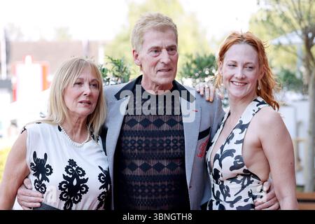 Fußballer Uli Stein mitte mit seiner Gattin Cornelia Stein l und seiner Tochter Jennifer Stein r bei der CHIO Media Night 2025 auf dem CHIO Gelände. Aachen, 01.07.2025 NRW Deutschland *** Fußballspieler Uli Stein in der Mitte mit seiner Frau Cornelia Stein l und seiner Tochter Jennifer Stein r bei der CHIO Media Night 2025 auf dem CHIO Gelände Aachen, 01 07 2025 NRW Deutschland Copyright: XChristophxHardtx Stockfoto