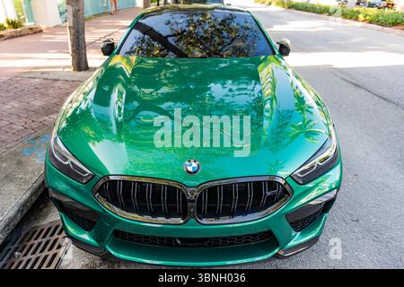 Miami, Florida, USA - 5. April 2025: Auto BMW IX Elektro-SUV im Freien parkt. Weißes Auto, Eckansicht. 2025 BMW xDrive50 Luxus Elektro Stockfoto