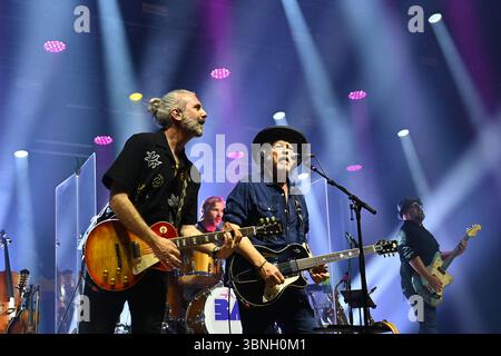 Wolfgang NIEDECKEN, BAP, Musiker, Gitarrist, Sänger, Gründer der deutschen Rockband Li: Ulrich Rode (Gitarrist). BAP, Live, Konzert, Bühne, Tollwood Festival am 2. Juli 2025 Stockfoto