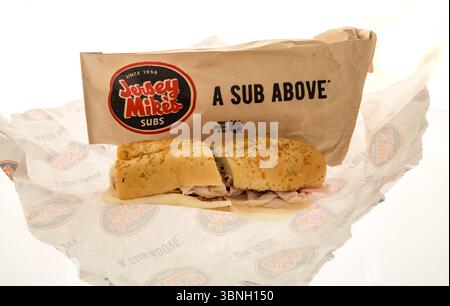 Winneconne, WI - 30. Juni 2025: Ein Paket von Jersey Mikes Subs Club Sub mit Rosmarin Parmesan Brot auf einem isolierten Hintergrund. Stockfoto