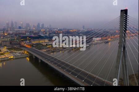 Aus der Vogelperspektive auf der Swietokrzyski-Brücke über die Weichsel. Warschau, Stockfoto
