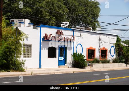 Austin, Texas - USA - 20. Juni 2025: Außenansicht des Gebäudes und Ladenfront an der 1st Street in Austin, Texas, USA. Stockfoto