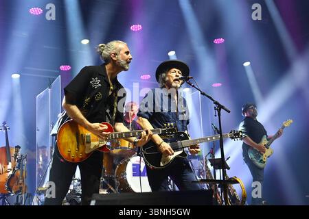 Wolfgang NIEDECKEN, BAP, Musiker, Gitarrist, Sänger, Gründer der deutschen Rockband Li: Ulrich Rode (Gitarrist). BAP, Live, Konzert, Bühne, Tollwood Festival am 2. Juli 2025 Stockfoto