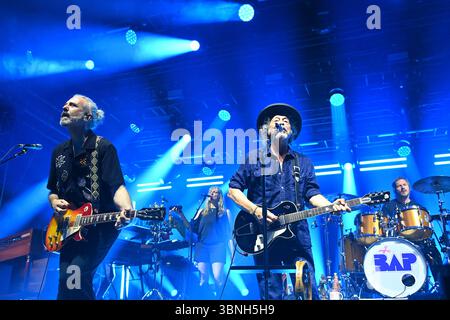 Wolfgang NIEDECKEN, BAP, Musiker, Gitarrist, Sänger, Gründer der deutschen Rockband Li:Li:Ulrich Rode (Gitarrist). BAP, Live, Konzert, Bühne, Tollwood Festival am 2. Juli 2025? Stockfoto