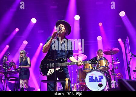 München, Deutschland. Juli 2025. Wolfgang NIEDECKEN, BAP, Musiker, Gitarrist, Sänger, Gründer der deutschen Rockband BAP, Live, Konzert, Bühne, Tollwood Festival am 2. Juli 2025? Quelle: dpa/Alamy Live News Stockfoto
