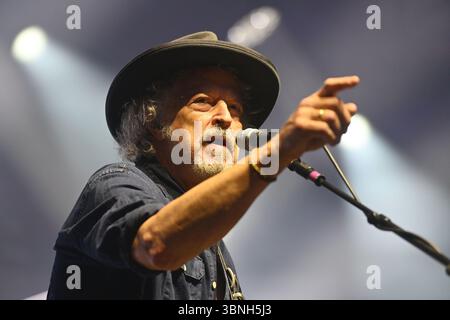 München, Deutschland. Juli 2025. Wolfgang NIEDECKEN, BAP, Musiker, Gitarrist, Sänger, Gründer der deutschen Rockband BAP, Live, Konzert, Bühne, Tollwood Festival am 2. Juli 2025? Quelle: dpa/Alamy Live News Stockfoto
