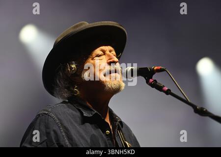 München, Deutschland. Juli 2025. Wolfgang NIEDECKEN, BAP, Musiker, Gitarrist, Sänger, Gründer der deutschen Rockband BAP, Live, Konzert, Bühne, Tollwood Festival am 2. Juli 2025? Quelle: dpa/Alamy Live News Stockfoto