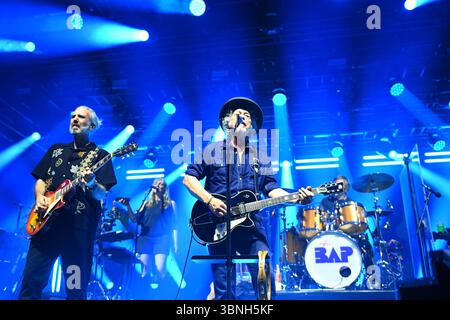 Wolfgang NIEDECKEN, BAP, Musiker, Gitarrist, Sänger, Gründer der deutschen Rockband Li: Ulrich Rode (Gitarrist). BAP, Live, Konzert, Bühne, Tollwood Festival am 2. Juli 2025 Stockfoto
