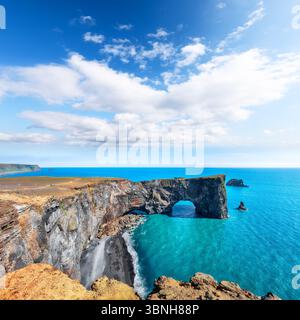 Beeindruckende Landschaft mit einzigartigem Basaltbogen im Dyrholaey Nature Reserve an der Atlantischen Südküste. Lage: Dyrholaey cape, Vik i Myrdal Village, Katla Stockfoto