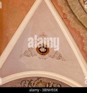 Eine dekorative Decke mit einem bemalten Emblem mit Spielkarten. Stockfoto