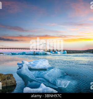 Beeindruckende Landschaft mit schwimmenden Eisbergen in der Gletscherlagune von Jokulsarlon bei Sonnenuntergang. Lage: Jokulsarlon Gletscherlagune, Vatnajokull Nationalpark, Stockfoto