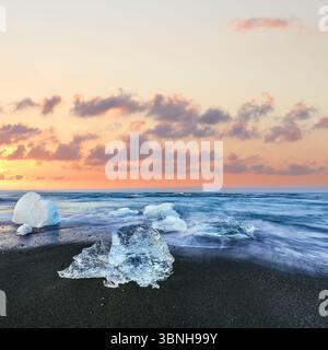 Beeindruckende Teile des Eisbergs funkeln am berühmten Diamond Beach in der Lagune von Jokulsarlon während des Sonnenuntergangs. Lage : Jokulsarlon Lagune, Diamond Beach, V Stockfoto