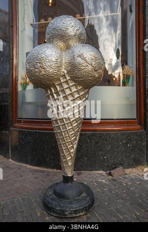 Große Eiskugel-Skulptur in Metallic auf der Kopfsteinpflasterstraße in Utrecht Stockfoto