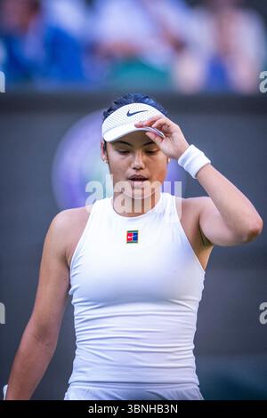 London, Großbritannien. Juli 2025. Emma Raducanu während ihres Wimbledon 2025 Women's Singles in der zweiten Runde des Tennisspiels gegen Markéta Vondroušová im All England Tennis Club in London (Richard Callis/Sports Press Photo/SPP) Credit: SPP Sport Press Photo. /Alamy Live News Stockfoto