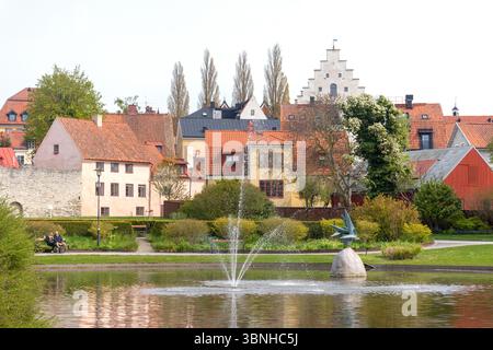 Blick auf die Altstadt von Almedalen Gardens, Visby, Gotland Region (Gotlands Kommun), Königreich Schweden Stockfoto