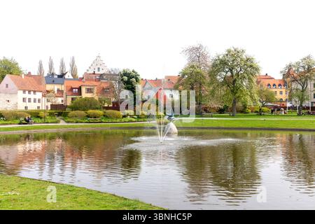 Der Teich in den Almedalen Gardens, Visby, Gotland Region (Gotlands Kommun), Königreich Schweden Stockfoto