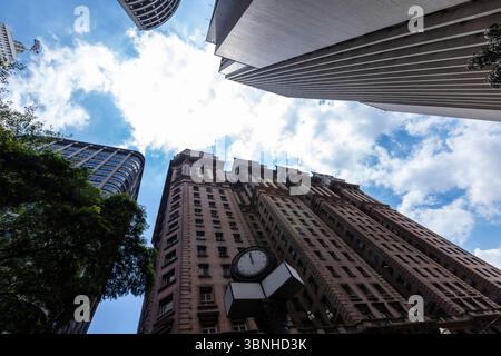 Blick von unten auf die Wolkenkratzer in der Altstadt von Sao Paulo, Brasilien Stockfoto