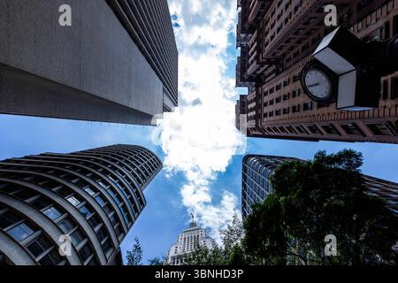 Blick von unten auf die Wolkenkratzer in der Altstadt von Sao Paulo, Brasilien Stockfoto