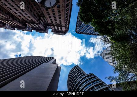 Blick von unten auf die Wolkenkratzer in der Altstadt von Sao Paulo, Brasilien Stockfoto