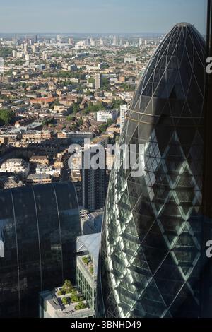Ein Blick aus der Höhe von London, Großbritannien, mit dem berühmten Wolkenkratzer „Gherkin“ (30 St. Mary Axe). Das Foto zeigt die Skyline der Stadt und die architektonische d Stockfoto