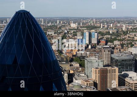 Ein Blick vom Gipfel des Gherkin (30 St. Mary Axe) in London, Großbritannien, mit Blick nach Norden. Das Foto zeigt die Skyline und die urbane Landschaft der Stadt. Stockfoto