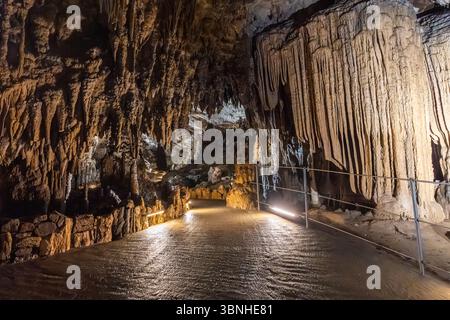 Pfad führt durch eine beleuchtete Höhle mit atemberaubenden Stalaktiten und Stalagmiten, Skocjan Höhle, Slowenien Stockfoto