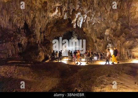 Touristen erkunden eine riesige Höhle, spazieren auf einem beleuchteten Pfad inmitten von Stalaktiten und Stalagmiten, Skocjan Höhle, Slowenien Stockfoto