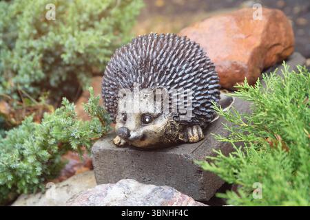 Eine kleine Gartenskulptur eines Igels. Dekoration Stockfoto