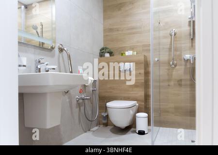 Modernes, elegantes Bad in Beige- und Weißtönen. Innenraum Stockfoto