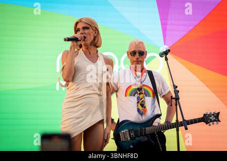 Luis Miguelez und Samantha Hudson spielen während der MADO Pride Eröffnungsrede am 2. Juli 2025 auf der Plaza Pedro Zerolo in Madrid, Spanien. (Quelle: Miguel Escavias/Alfa Images/Alamy Live News) Stockfoto