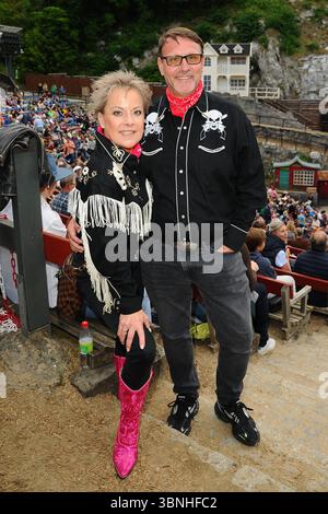 Tanja Schumann mit Ehemann Stefan Burmeister. Uraufführung Karl May Halbblut am Kalkberg in Bad Segeberg. Bad Segeberg, 28.06.2025 Bitte Bildunterschrift : IMAGO Michael Wigglesworth *** Tanja Schumann mit Ehemann Stefan Burmeister Premiere Karl May Halbblut in Kalkberg Bad Segeberg, 28 06 2025 Bitte Bildunterschrift IMAGO Michael Wigglesworth Stockfoto