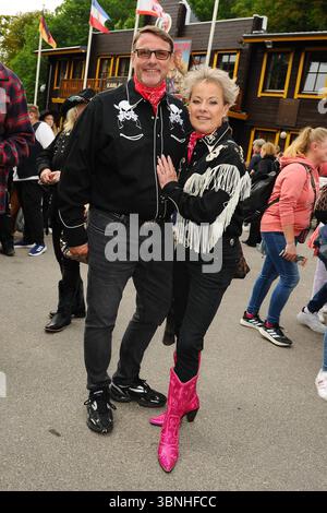 Tanja Schumann mit Ehemann Stefan Burmeister. Uraufführung Karl May Halbblut am Kalkberg in Bad Segeberg. Bad Segeberg, 28.06.2025 Bitte Bildunterschrift : IMAGO Michael Wigglesworth *** Tanja Schumann mit Ehemann Stefan Burmeister Premiere Karl May Halbblut in Kalkberg Bad Segeberg, 28 06 2025 Bitte Bildunterschrift IMAGO Michael Wigglesworth Stockfoto