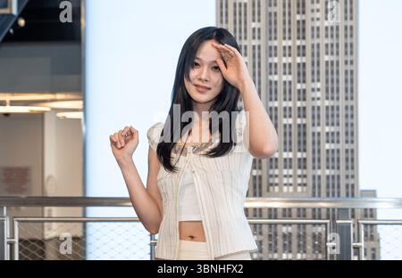 New York, NY, 2. Juli 2025: BIBI, südkoreanischer Singer-Songwriter (Kim Hyeong-seo) im Kleid von Glowny besucht am 2. Juli 2025 das Empire State Building in New York. Quelle: Lev Radin/Alamy News Live Stockfoto