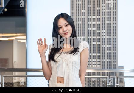 New York, NY, 2. Juli 2025: BIBI, südkoreanischer Singer-Songwriter (Kim Hyeong-seo) im Kleid von Glowny besucht am 2. Juli 2025 das Empire State Building in New York. Quelle: Lev Radin/Alamy News Live Stockfoto