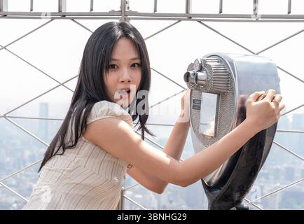 New York, NY, 2. Juli 2025: BIBI, südkoreanischer Singer-Songwriter (Kim Hyeong-seo) im Kleid von Glowny besucht am 2. Juli 2025 das Empire State Building in New York. Quelle: Lev Radin/Alamy News Live Stockfoto