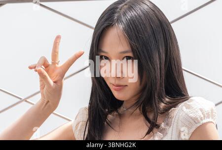 New York, NY, 2. Juli 2025: BIBI, südkoreanischer Singer-Songwriter (Kim Hyeong-seo) im Kleid von Glowny besucht am 2. Juli 2025 das Empire State Building in New York. Quelle: Lev Radin/Alamy News Live Stockfoto