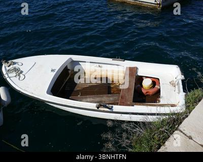 Sinkendes Ruderboot voller Wasser und schwimmender Schutt im Inneren Stockfoto
