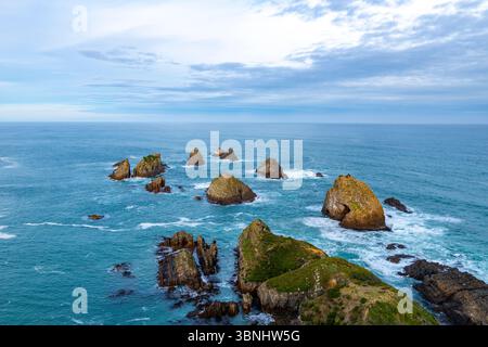 Nugget Point Rocks und Ozeanszene hinter Nugget Point Leuchtturm, Catlins Area, Otago Coast, South Island, Neuseeland Stockfoto