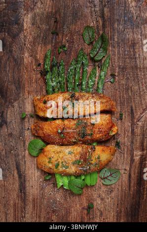 Frittiertes Fischfilet, Tilapia mit Spargel, hausgemacht, keine Leute Stockfoto