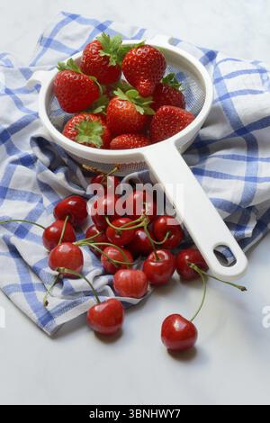 Kirschen und Erdbeeren im Sieb, Obst Stockfoto