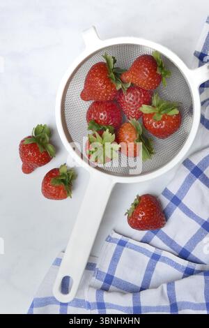 Erdbeeren im Sieb, Fragaria Stockfoto