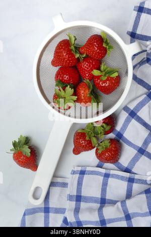 Erdbeeren im Sieb, Fragaria Stockfoto