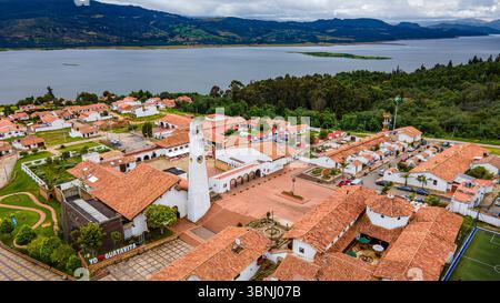 Atemberaubende Aussicht auf das Dorf Guatavita in der Nähe der Laguna de Guatavita, mit traditioneller Architektur und malerischer Seenlandschaft. Stockfoto
