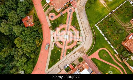 Atemberaubende Aussicht auf den Park in Guatavita, Kolumbien. Üppiges Grün umgibt einen runden platz, der die Schönheit der Muisca-Kultur zeigt. Stockfoto