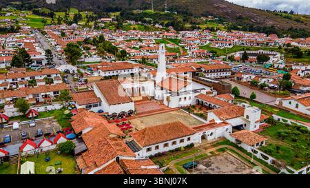 Atemberaubende Aussicht auf Guatavita aus der Vogelperspektive mit seiner wunderschönen Architektur, üppigem Grün und traditionellem Charme in Cundinamarca, Kolumbien. Stockfoto